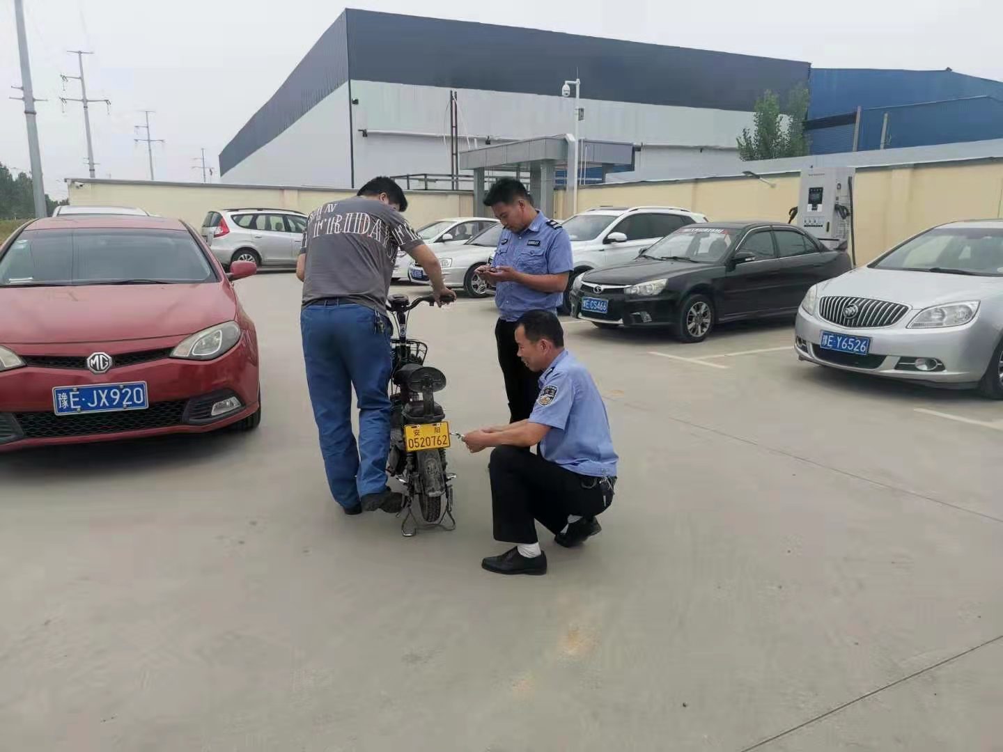 我為群眾辦實事︱太貼心了！公司門口就可以辦理電動車上牌